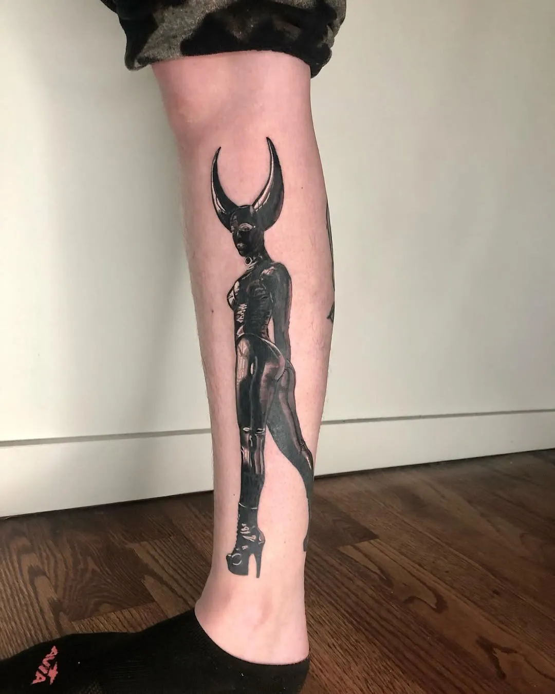 molly-kelso-dark-illustrative-blackwork-tattoo-chiago